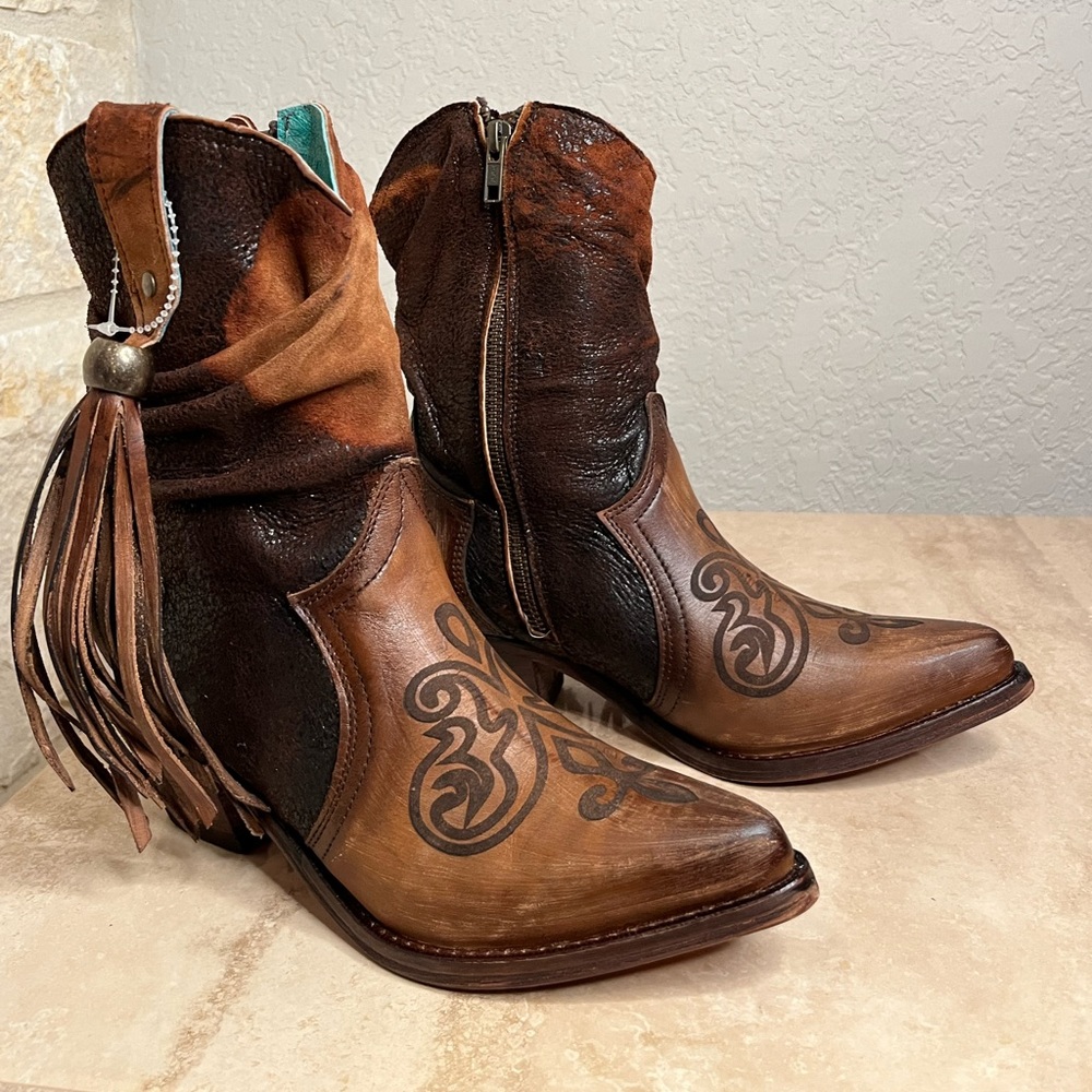 Corral Almond Lamb zipper & Fringe A, size 6.5F never worn